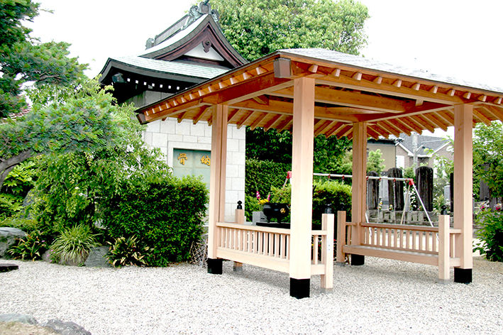 東屋の建築された納骨堂(平成17年)